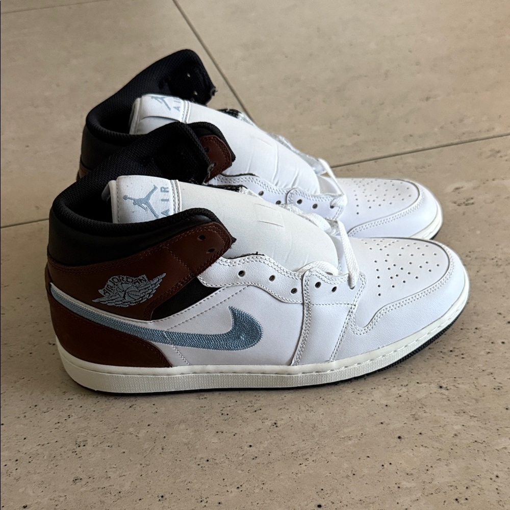 Men’s Nike Jordan 1 retro mid size 10.5 brand new